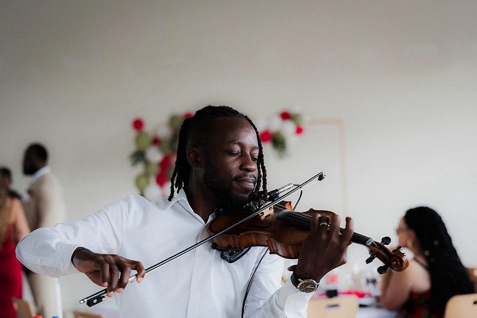 Isonil performing live violin at a wedding reception